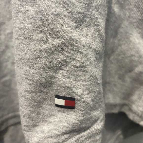 🔴2/$10 SALE🔴Tommy Hilfiger Grey Top Size Extra Large - Picture 2 of 5